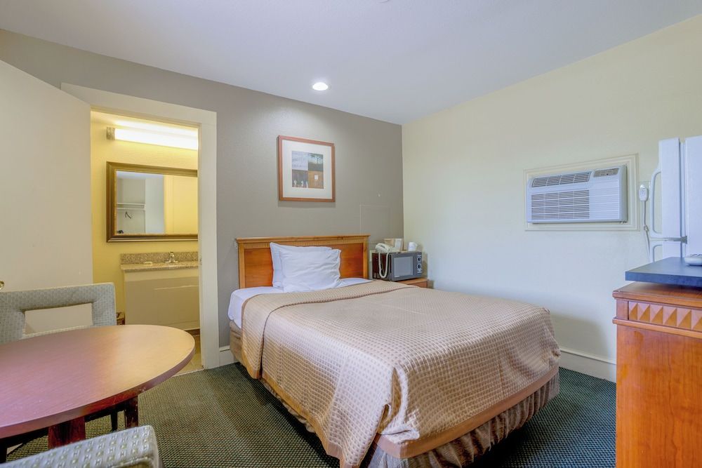 Budget Inn By OYO Natural Bridge I-81 Room, 1 Double Bed, Smoking 6