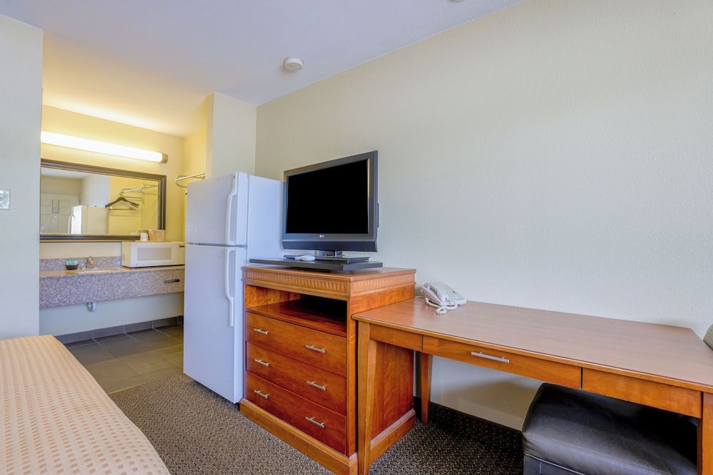 Budget Inn By OYO Natural Bridge I-81 Room, 1 Queen Bed, Non Smoking 7