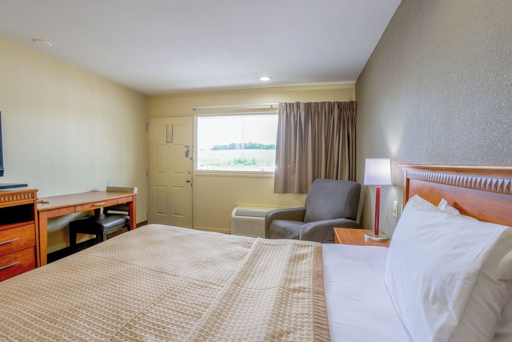 Budget Inn By OYO Natural Bridge I-81 Room, 1 Queen Bed, Non Smoking 5