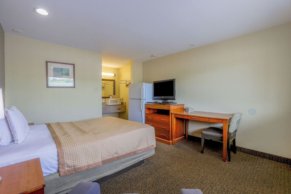 Budget Inn By OYO Natural Bridge I-81 Room, 1 Queen Bed, Non Smoking 2