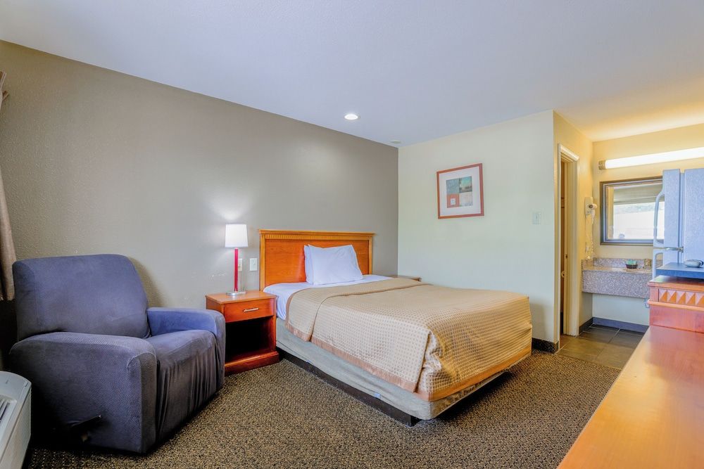 Budget Inn By OYO Natural Bridge I-81 Room, 1 Queen Bed, Non Smoking