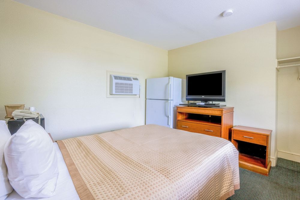 Budget Inn By OYO Natural Bridge I-81 Room, 1 Double Bed, Smoking 4