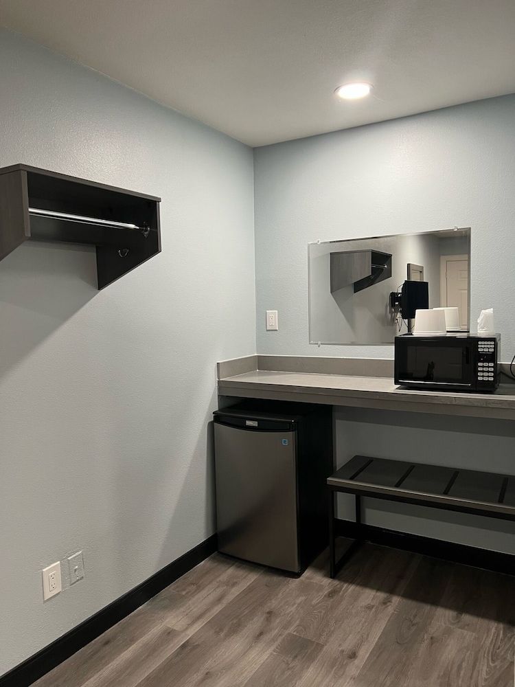 Travel Inn Gilroy Deluxe Double Room 2