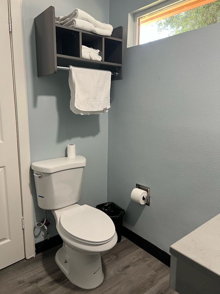 Travel Inn Gilroy Deluxe Double Room 6