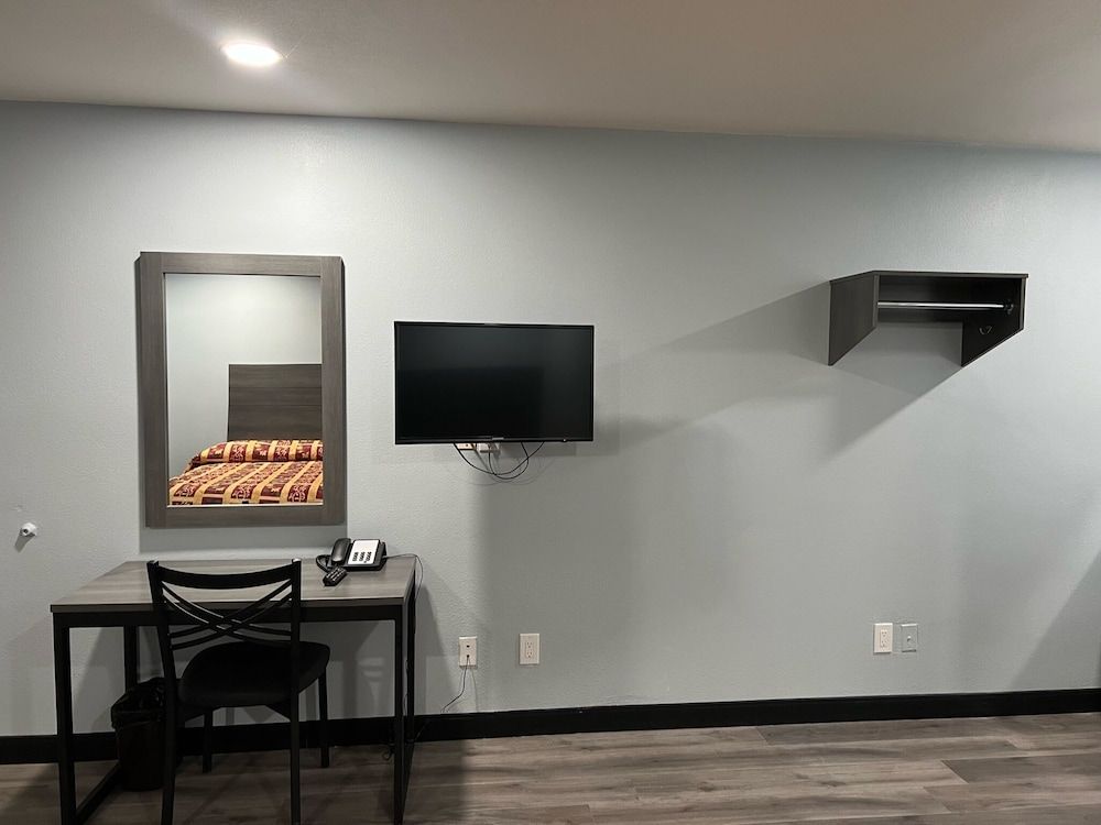 Travel Inn Gilroy Deluxe Double Room 4