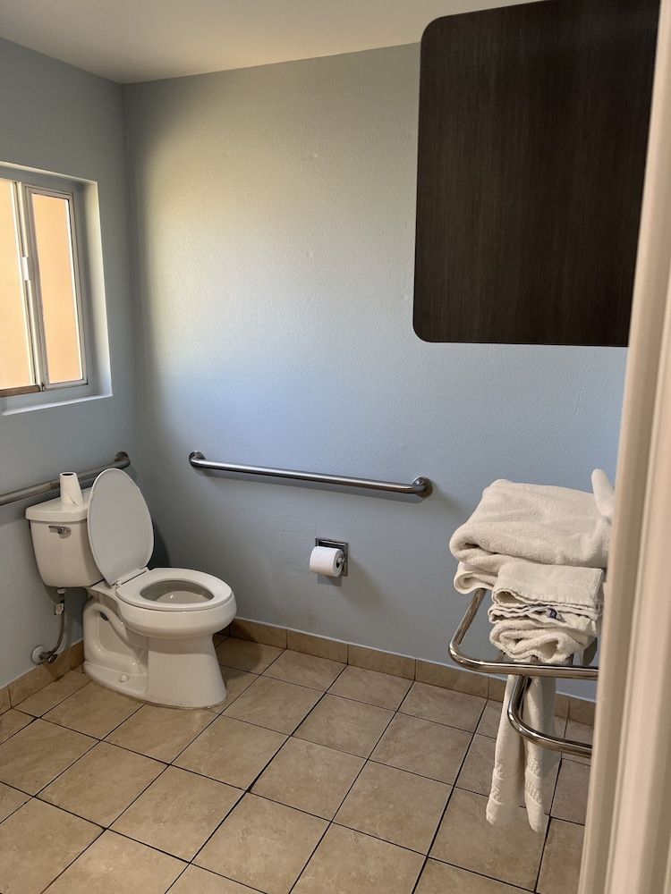 Travel Inn Gilroy Queen Room - Disability Access 5