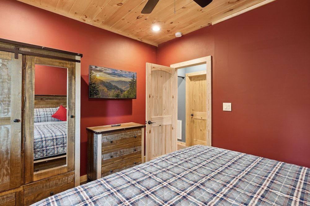 Hidden Cove Chalet 5 Bedroom Cabin by RedAwning Cabin, 5 Bedrooms 7