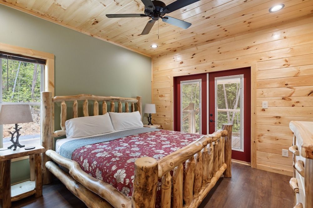 Hidden Cove Chalet 5 Bedroom Cabin by RedAwning Cabin, 5 Bedrooms 4