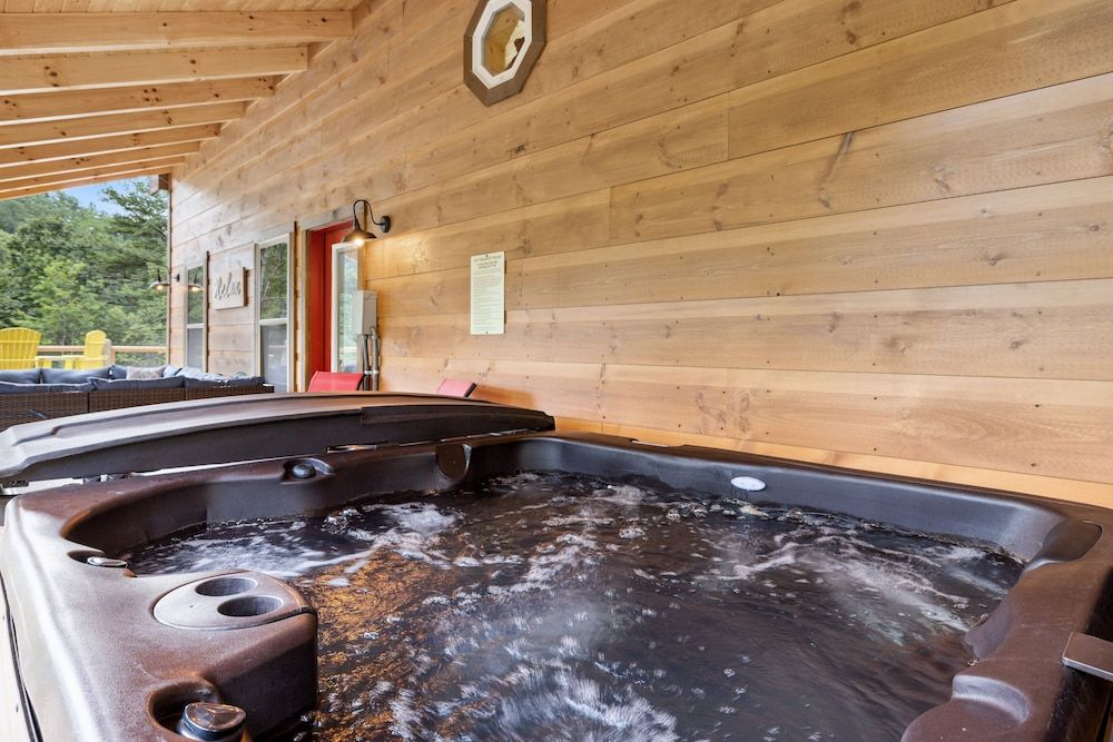 Hidden Cove Chalet 5 Bedroom Cabin by RedAwning Cabin, 5 Bedrooms 39