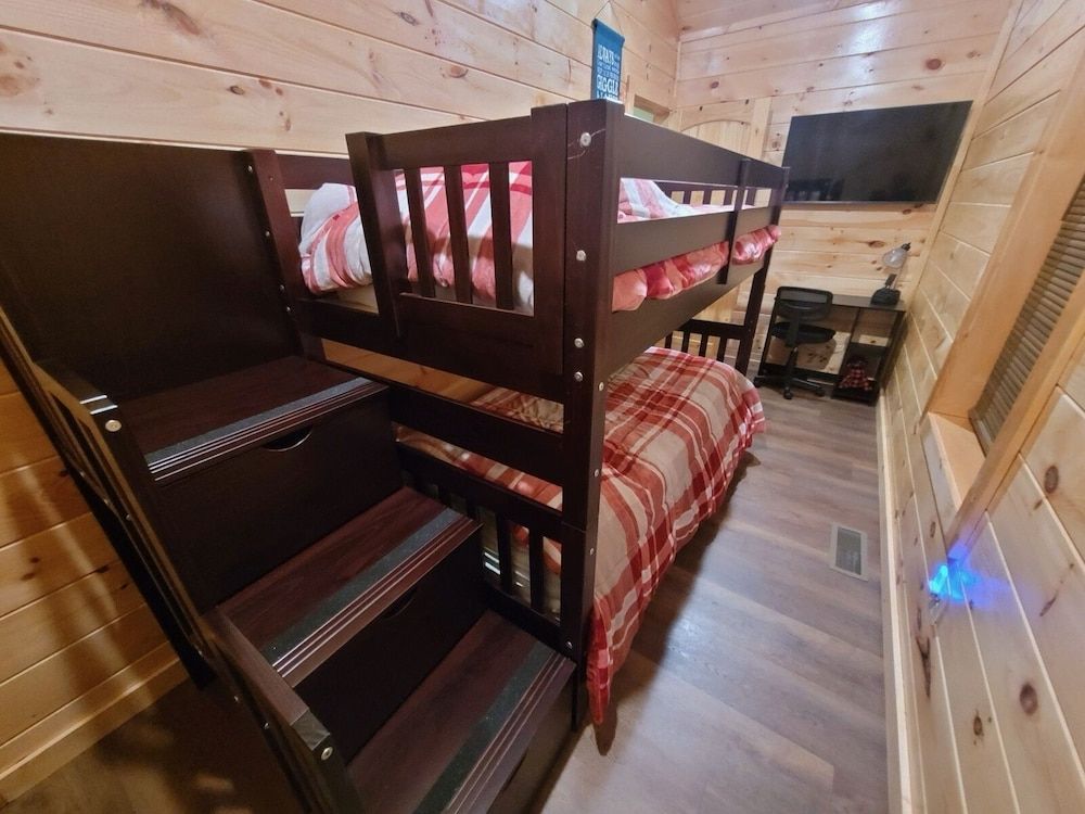 Hidden Cove Chalet 5 Bedroom Cabin by RedAwning Cabin, 5 Bedrooms 14