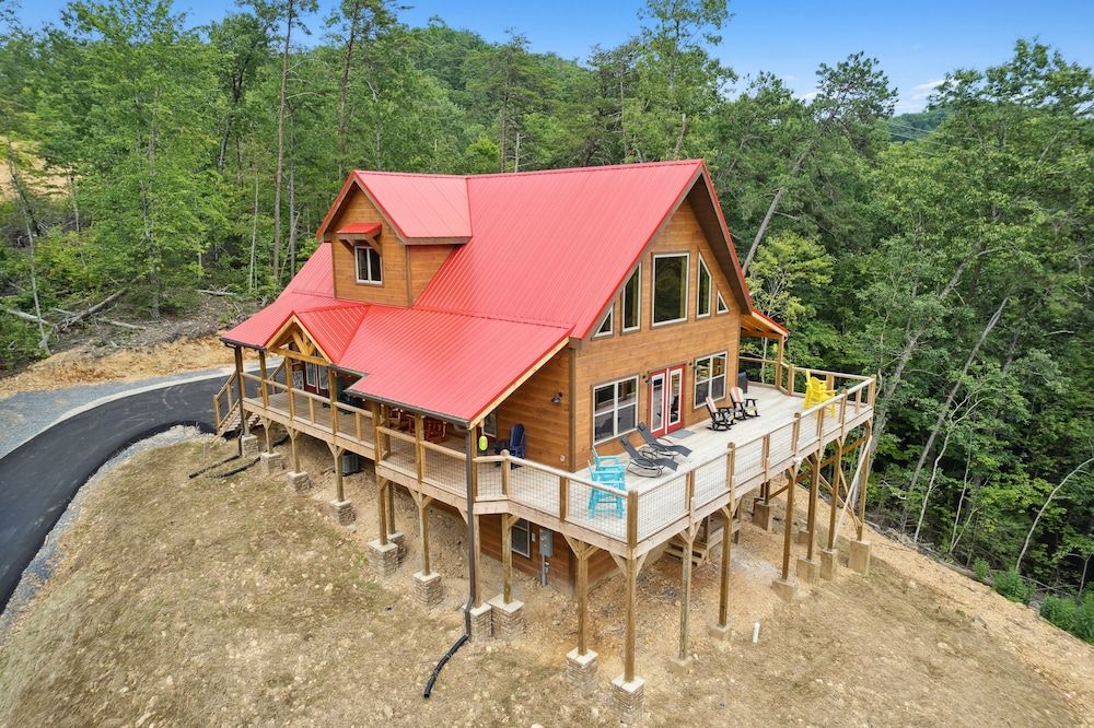 Hidden Cove Chalet 5 Bedroom Cabin by RedAwning Cabin, 5 Bedrooms 65