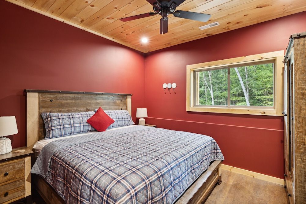 Hidden Cove Chalet 5 Bedroom Cabin by RedAwning Cabin, 5 Bedrooms 8