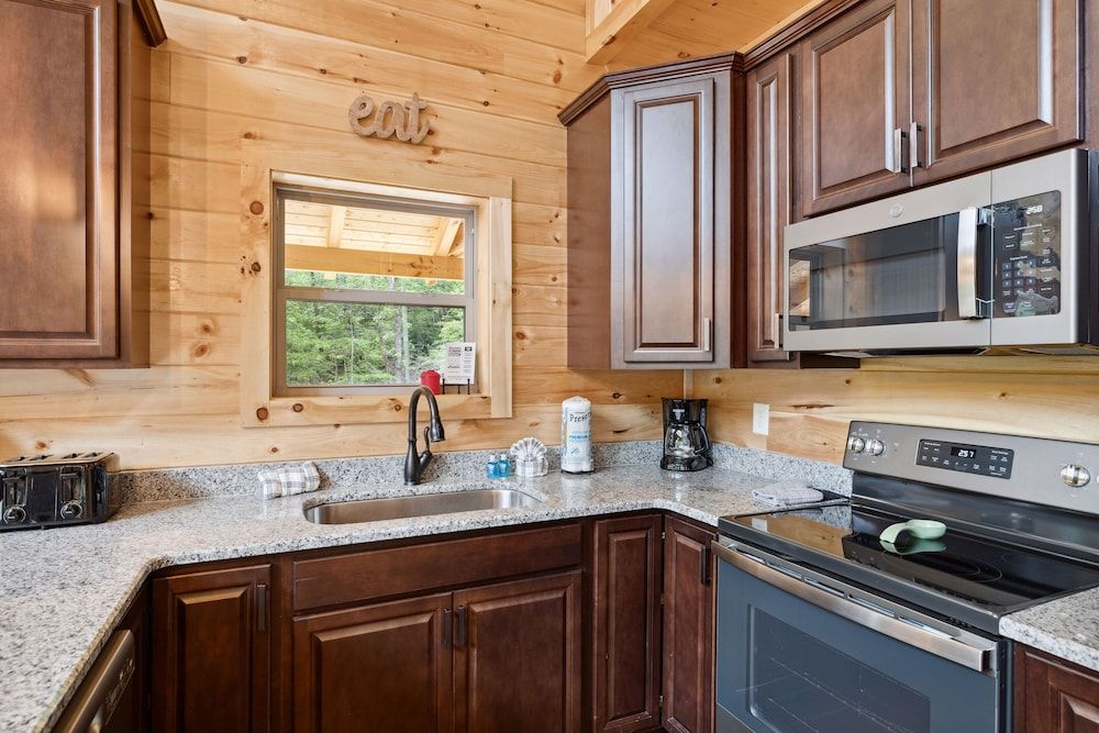 Hidden Cove Chalet 5 Bedroom Cabin by RedAwning Cabin, 5 Bedrooms 17