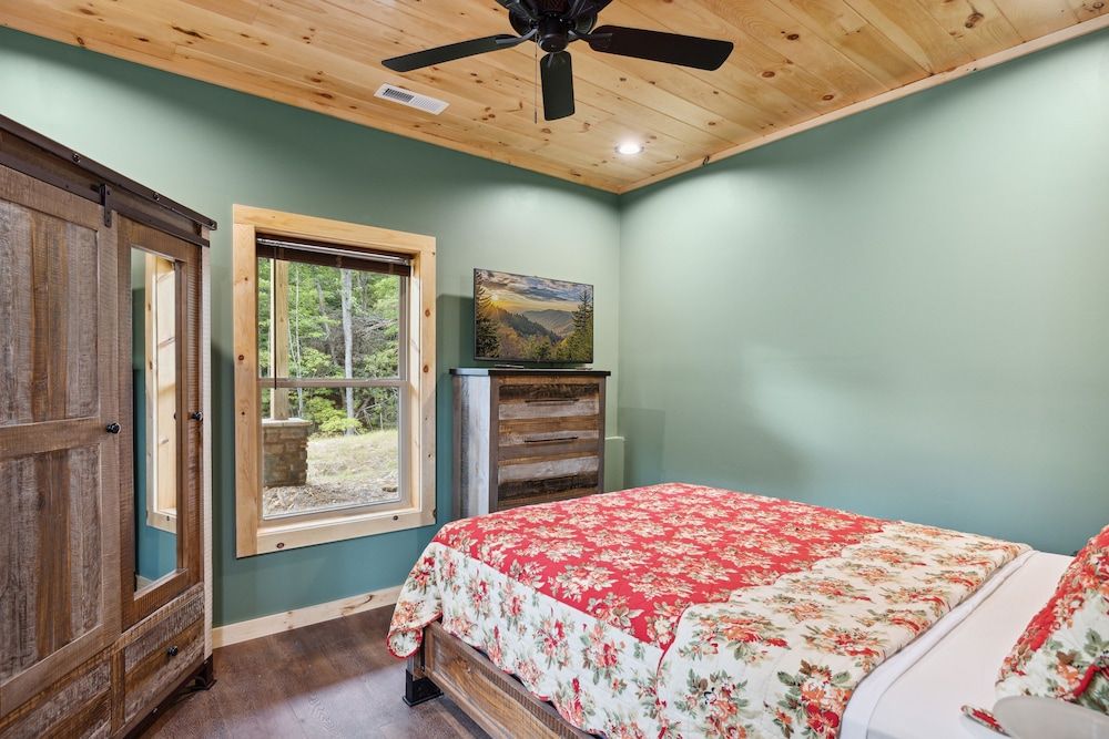 Hidden Cove Chalet 5 Bedroom Cabin by RedAwning Cabin, 5 Bedrooms 9