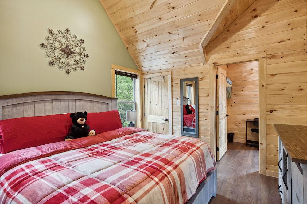 Hidden Cove Chalet 5 Bedroom Cabin by RedAwning Cabin, 5 Bedrooms 12