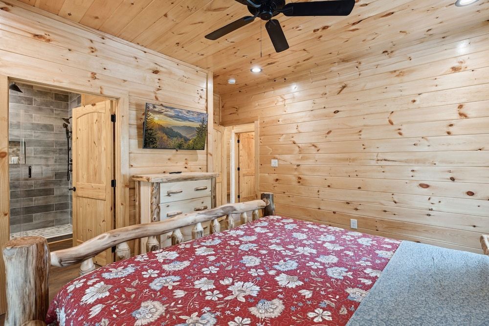 Hidden Cove Chalet 5 Bedroom Cabin by RedAwning Cabin, 5 Bedrooms 3