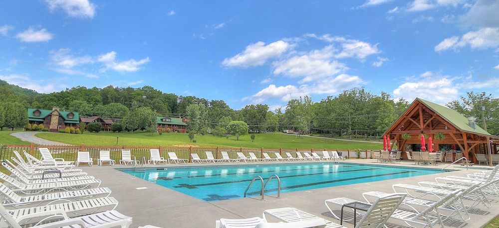 Hidden Cove Chalet 5 Bedroom Cabin by RedAwning Cabin, 5 Bedrooms 36