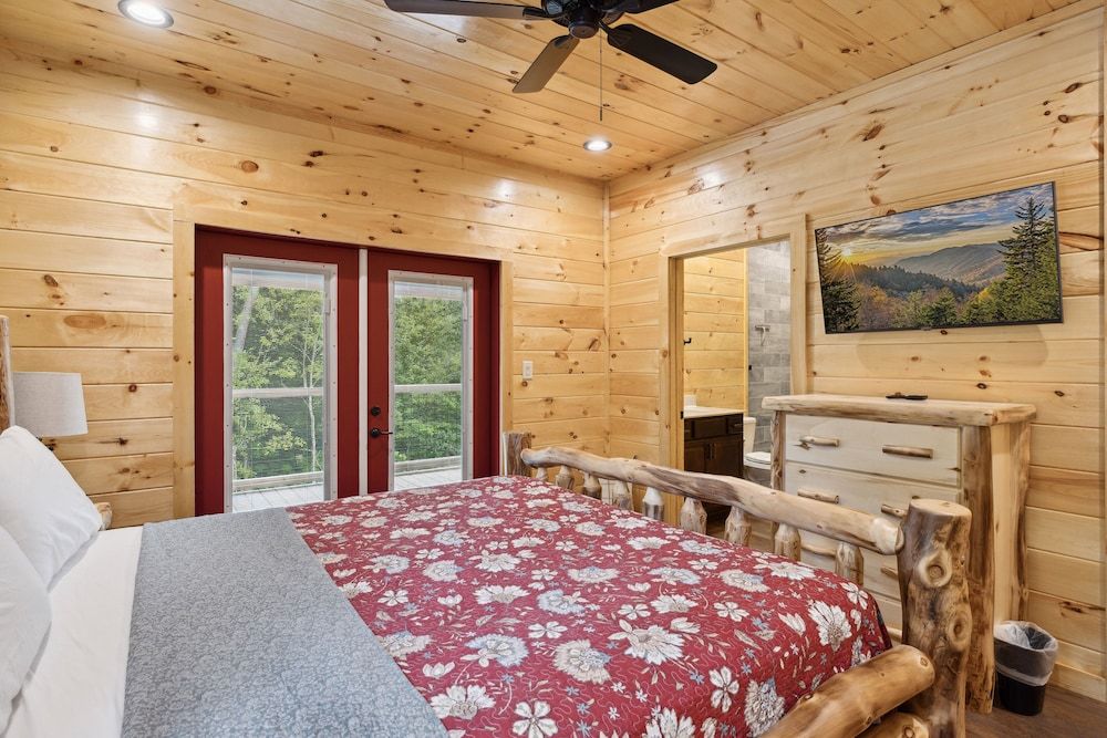 Hidden Cove Chalet 5 Bedroom Cabin by RedAwning Cabin, 5 Bedrooms 2