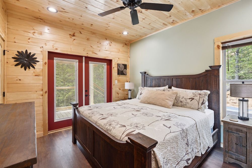 Hidden Cove Chalet 5 Bedroom Cabin by RedAwning Cabin, 5 Bedrooms 6