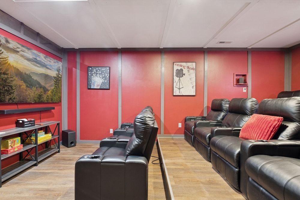 Hidden Cove Chalet 5 Bedroom Cabin by RedAwning