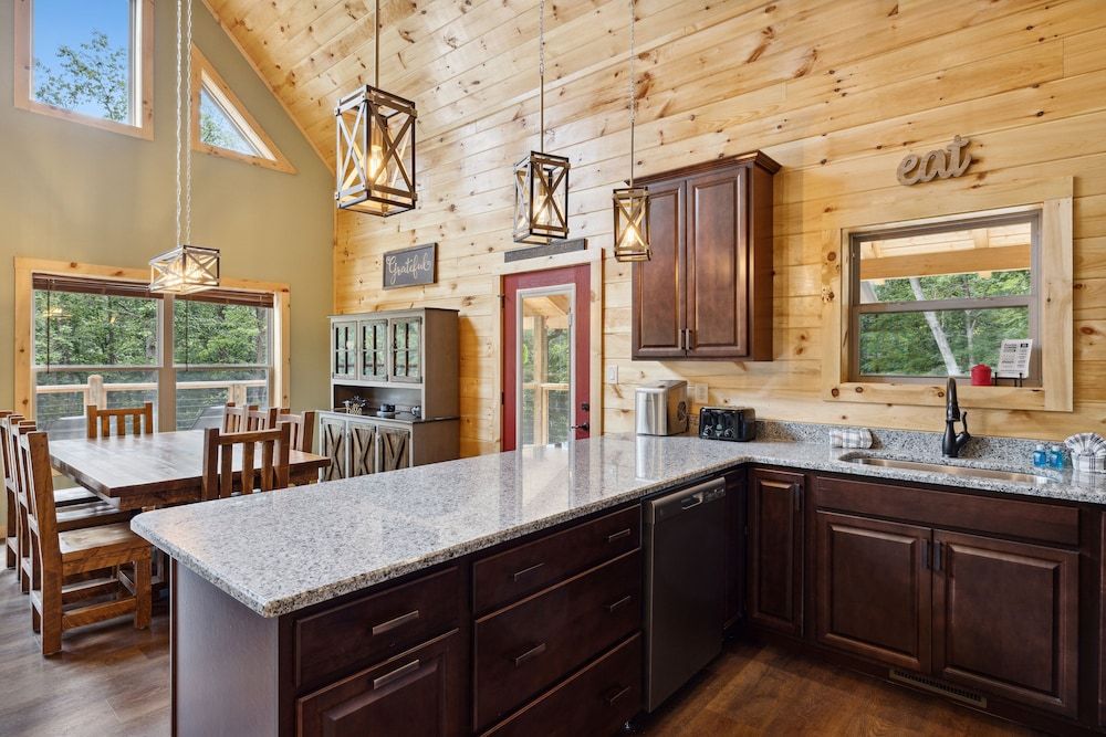 Hidden Cove Chalet 5 Bedroom Cabin by RedAwning Cabin, 5 Bedrooms 16