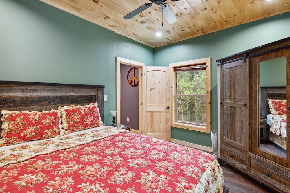 Hidden Cove Chalet 5 Bedroom Cabin by RedAwning Cabin, 5 Bedrooms 10