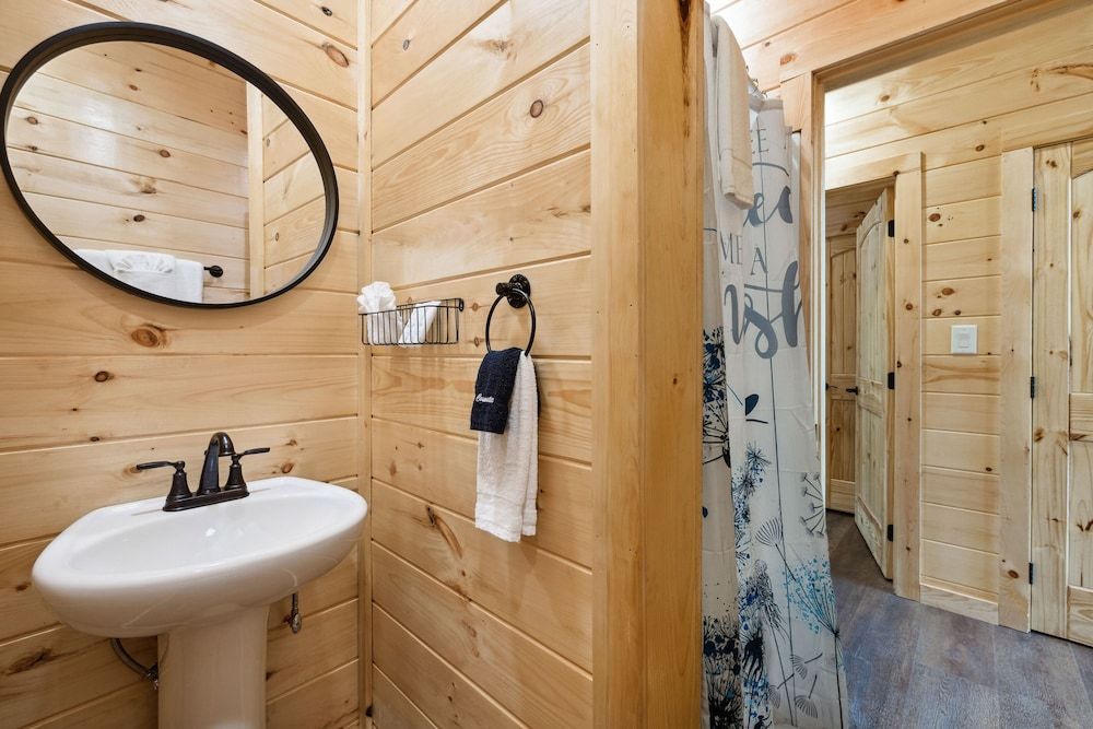 Hidden Cove Chalet 5 Bedroom Cabin by RedAwning Cabin, 5 Bedrooms 34