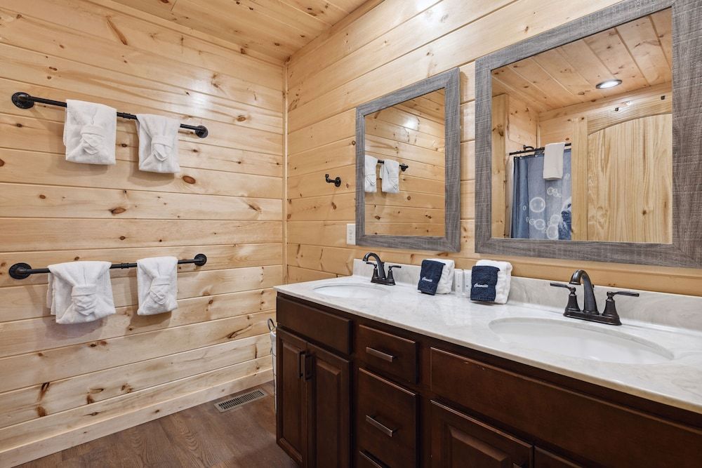 Hidden Cove Chalet 5 Bedroom Cabin by RedAwning Cabin, 5 Bedrooms 33