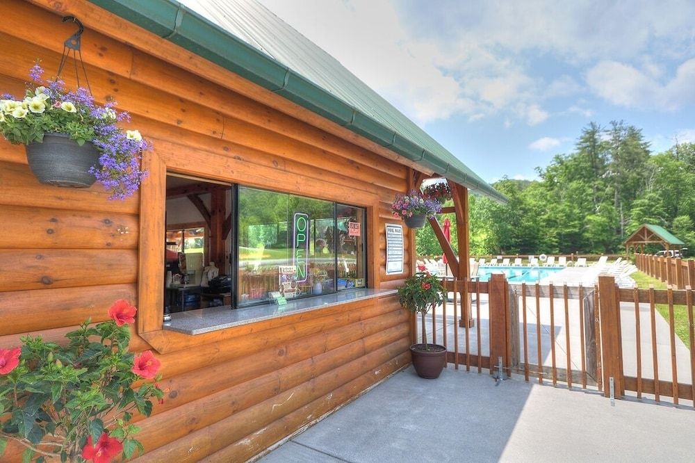 Hidden Cove Chalet 5 Bedroom Cabin by RedAwning Cabin, 5 Bedrooms 53