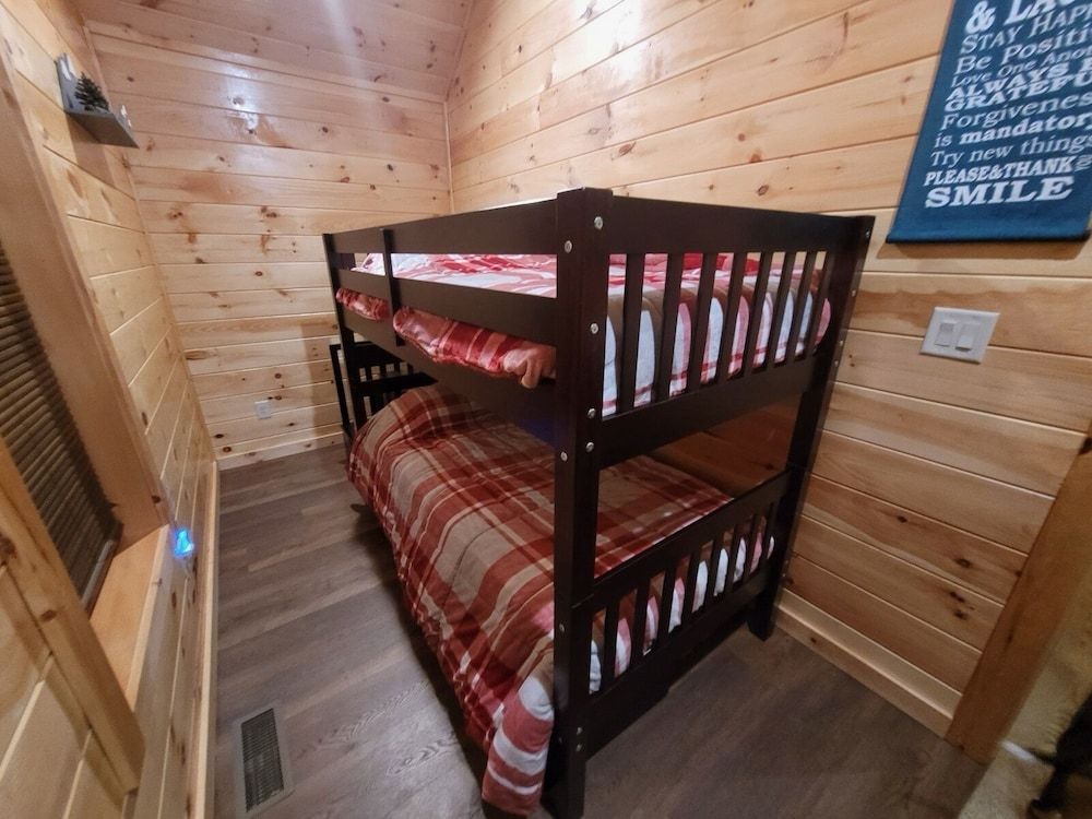 Hidden Cove Chalet 5 Bedroom Cabin by RedAwning Cabin, 5 Bedrooms 13