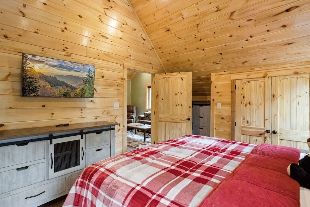 Hidden Cove Chalet 5 Bedroom Cabin by RedAwning Cabin, 5 Bedrooms 11