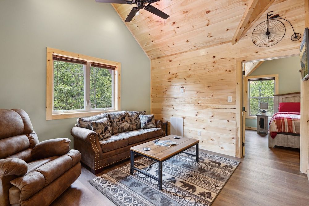 Hidden Cove Chalet 5 Bedroom Cabin by RedAwning Cabin, 5 Bedrooms 23