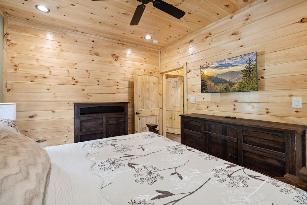 Hidden Cove Chalet 5 Bedroom Cabin by RedAwning Cabin, 5 Bedrooms 5