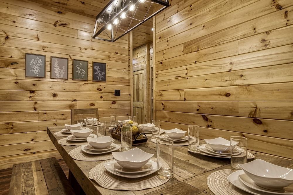 Bear Tracks Lodge 4 Bedroom Cabin by RedAwning Cabin, 4 Bedrooms 33