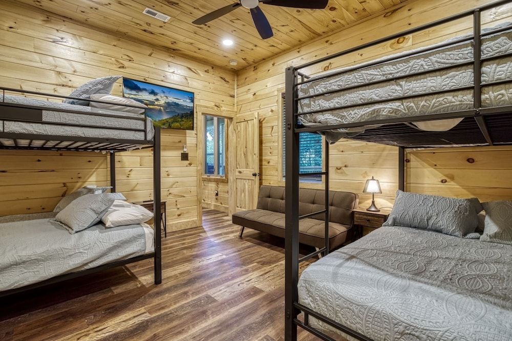 Bear Tracks Lodge 4 Bedroom Cabin by RedAwning Cabin, 4 Bedrooms 13