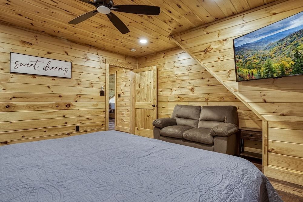 Bear Tracks Lodge 4 Bedroom Cabin by RedAwning Cabin, 4 Bedrooms 7