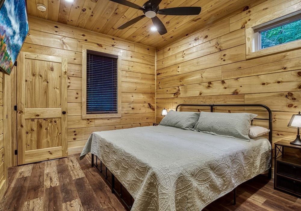 Bear Tracks Lodge 4 Bedroom Cabin by RedAwning Cabin, 4 Bedrooms 4
