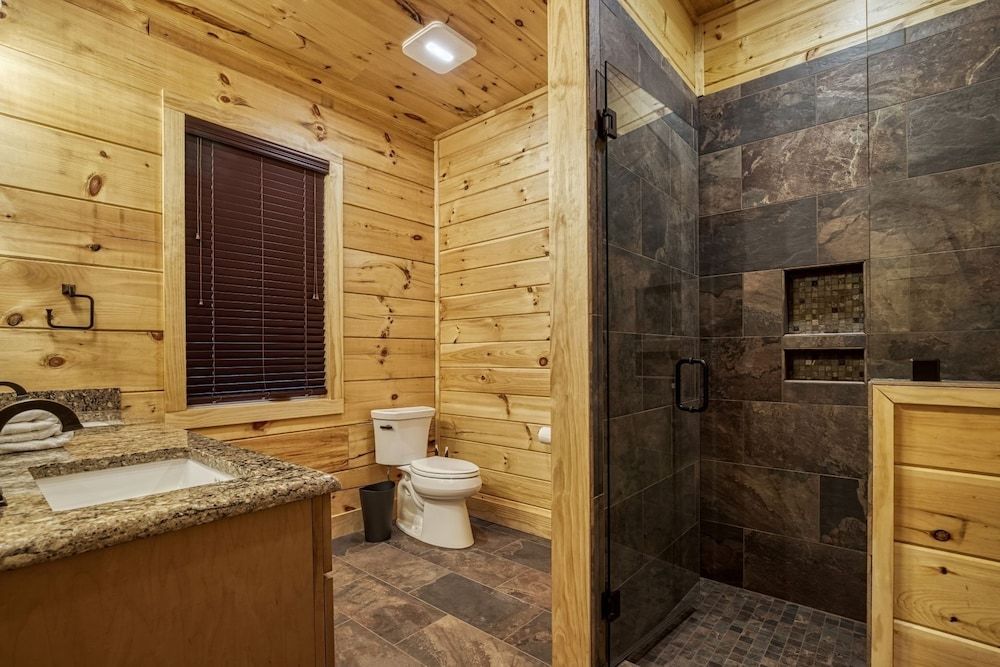 Bear Tracks Lodge 4 Bedroom Cabin by RedAwning Cabin, 4 Bedrooms 23