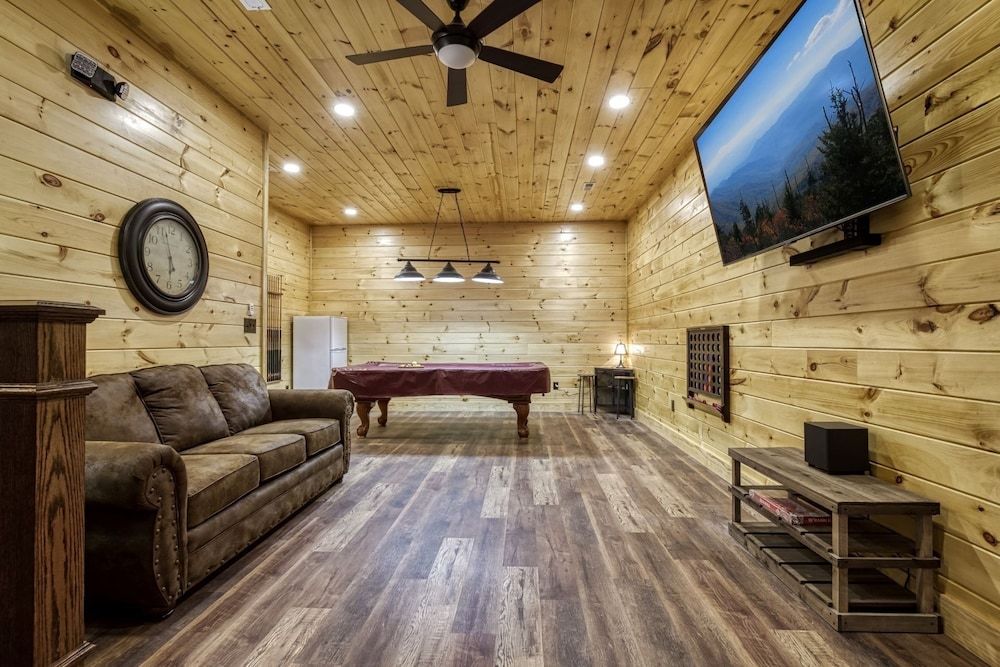 Bear Tracks Lodge 4 Bedroom Cabin by RedAwning Cabin, 4 Bedrooms 37