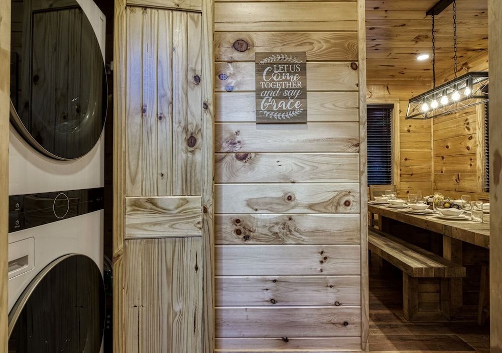 Bear Tracks Lodge 4 Bedroom Cabin by RedAwning Cabin, 4 Bedrooms 29