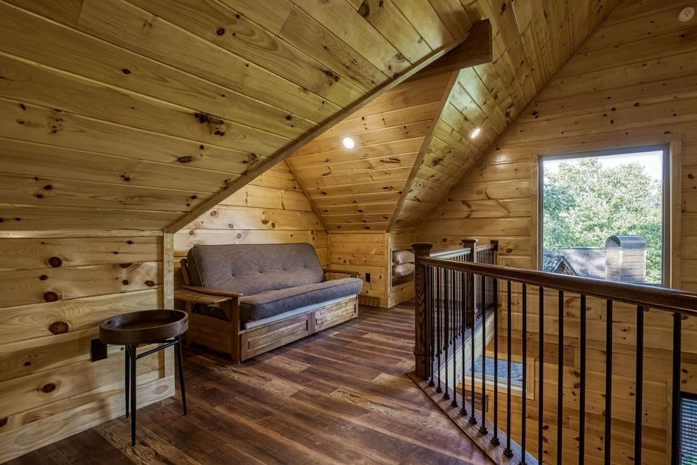 Bear Tracks Lodge 4 Bedroom Cabin by RedAwning Cabin, 4 Bedrooms 35