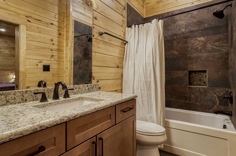 Bear Tracks Lodge 4 Bedroom Cabin by RedAwning Cabin, 4 Bedrooms 28