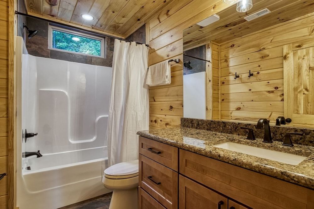 Bear Tracks Lodge 4 Bedroom Cabin by RedAwning Cabin, 4 Bedrooms 27