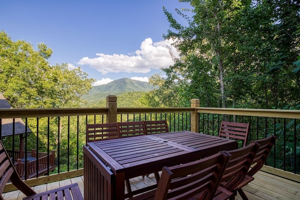 Bear Tracks Lodge 4 Bedroom Cabin by RedAwning Cabin, 4 Bedrooms 46