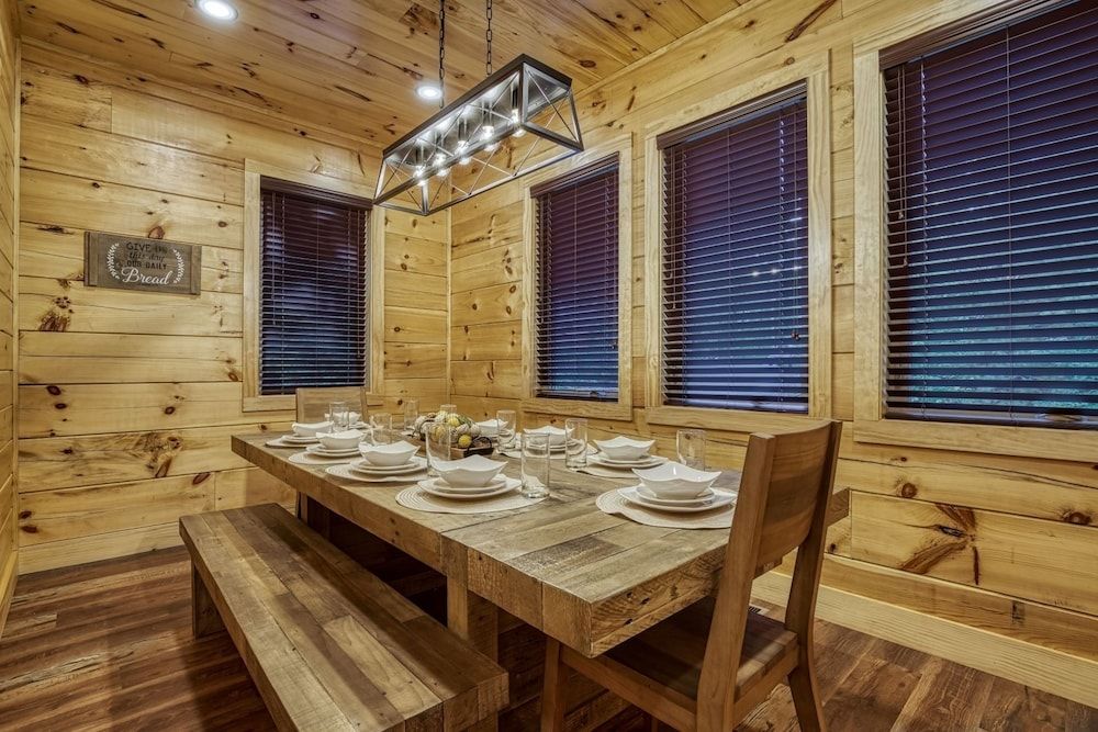 Bear Tracks Lodge 4 Bedroom Cabin by RedAwning Cabin, 4 Bedrooms 32