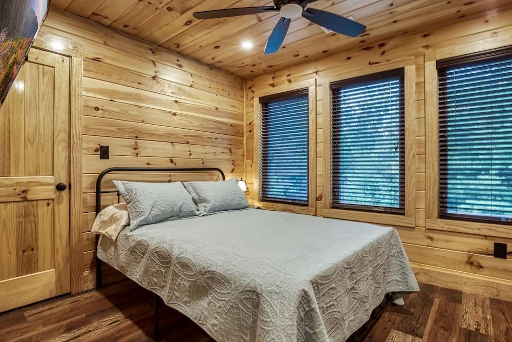 Bear Tracks Lodge 4 Bedroom Cabin by RedAwning Cabin, 4 Bedrooms 8