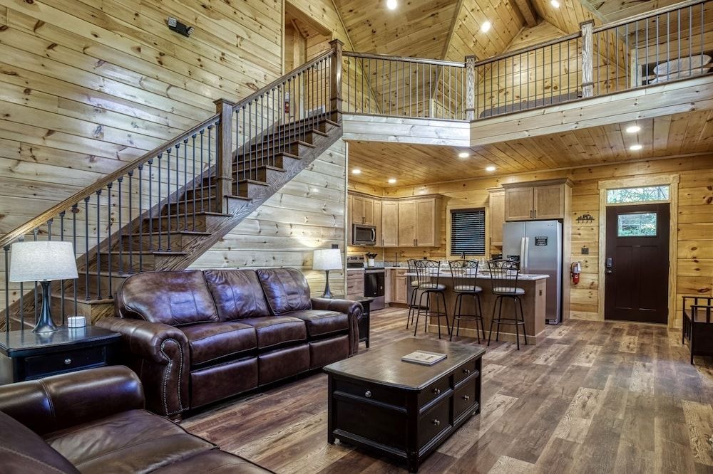 Bear Tracks Lodge 4 Bedroom Cabin by RedAwning Cabin, 4 Bedrooms 20