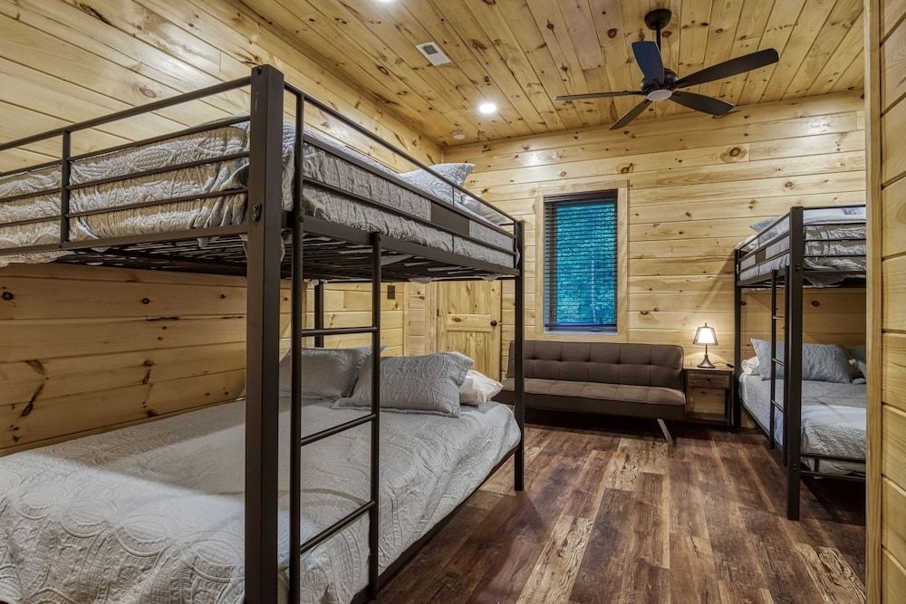 Bear Tracks Lodge 4 Bedroom Cabin by RedAwning Cabin, 4 Bedrooms 12