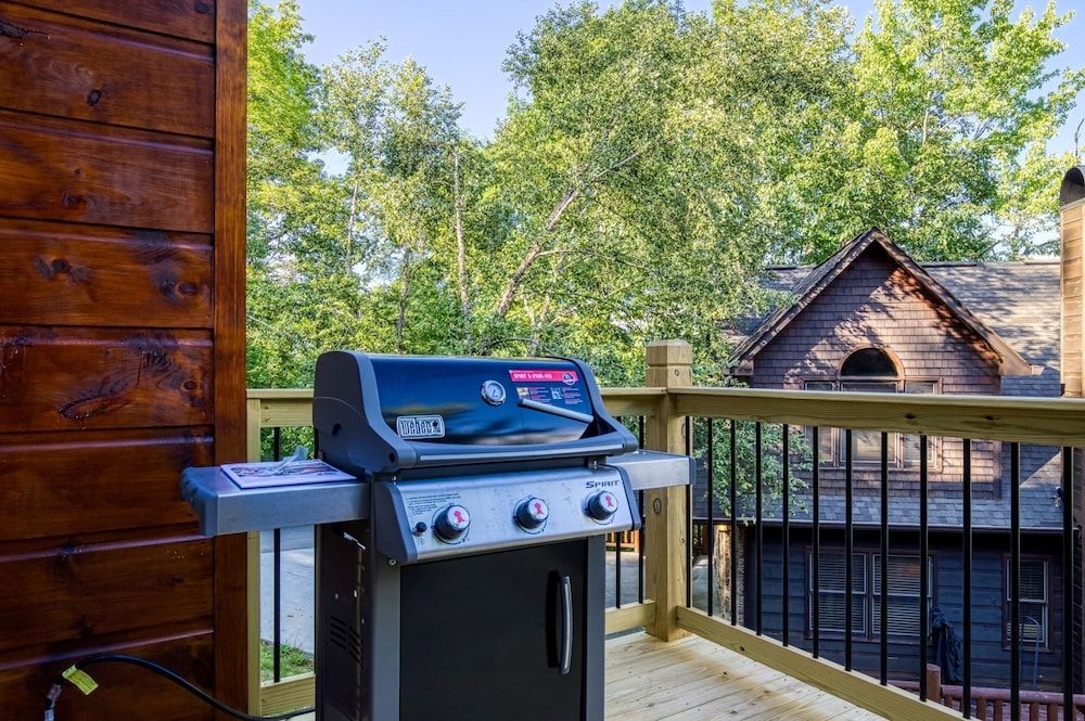 Bear Tracks Lodge 4 Bedroom Cabin by RedAwning Cabin, 4 Bedrooms 43