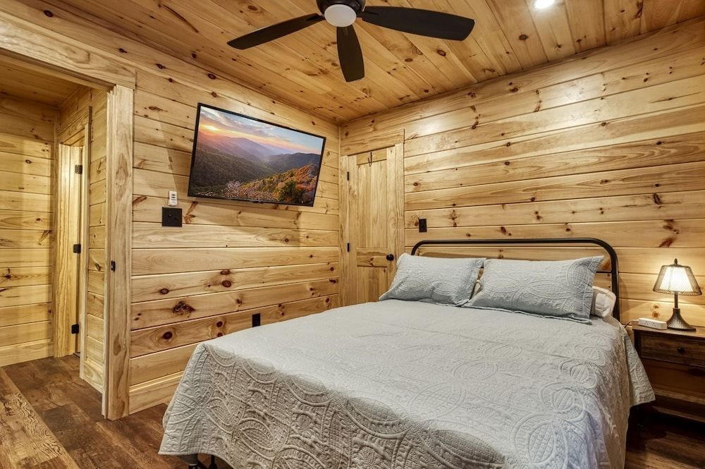 Bear Tracks Lodge 4 Bedroom Cabin by RedAwning Cabin, 4 Bedrooms 9